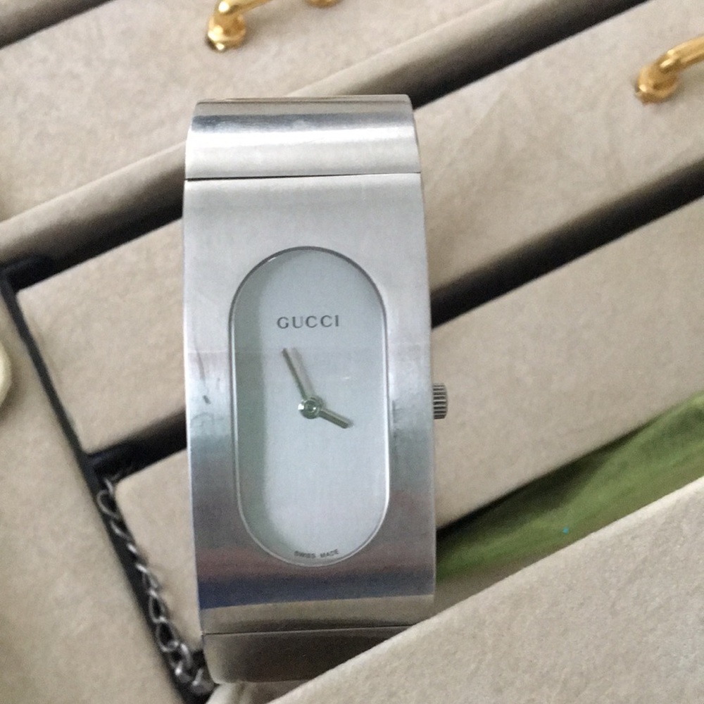 Gucci women’s watch bracket band.